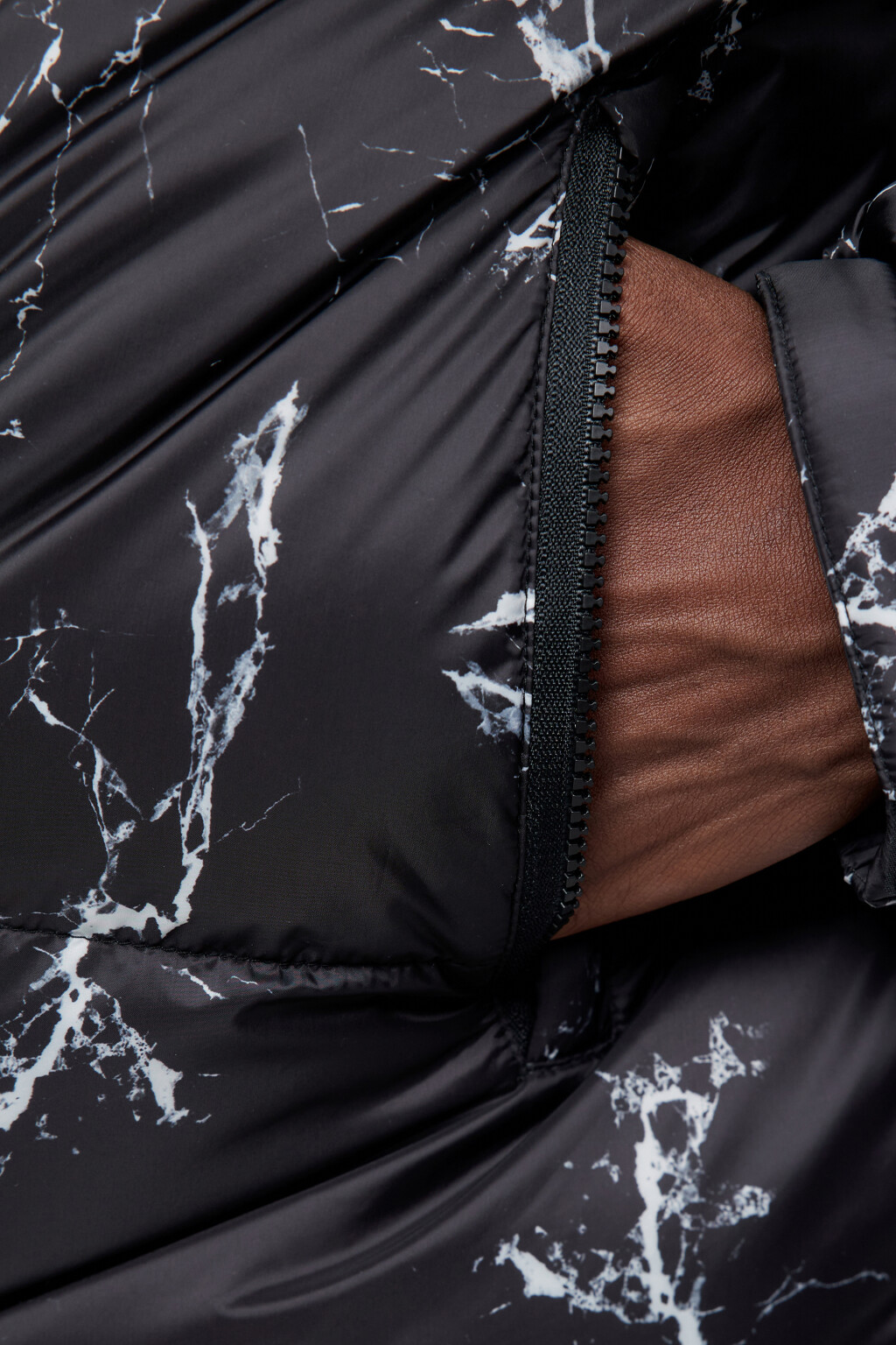 Куртка-пуховик стеганая с воротником-стойкой и принтом - цвет черный - 8