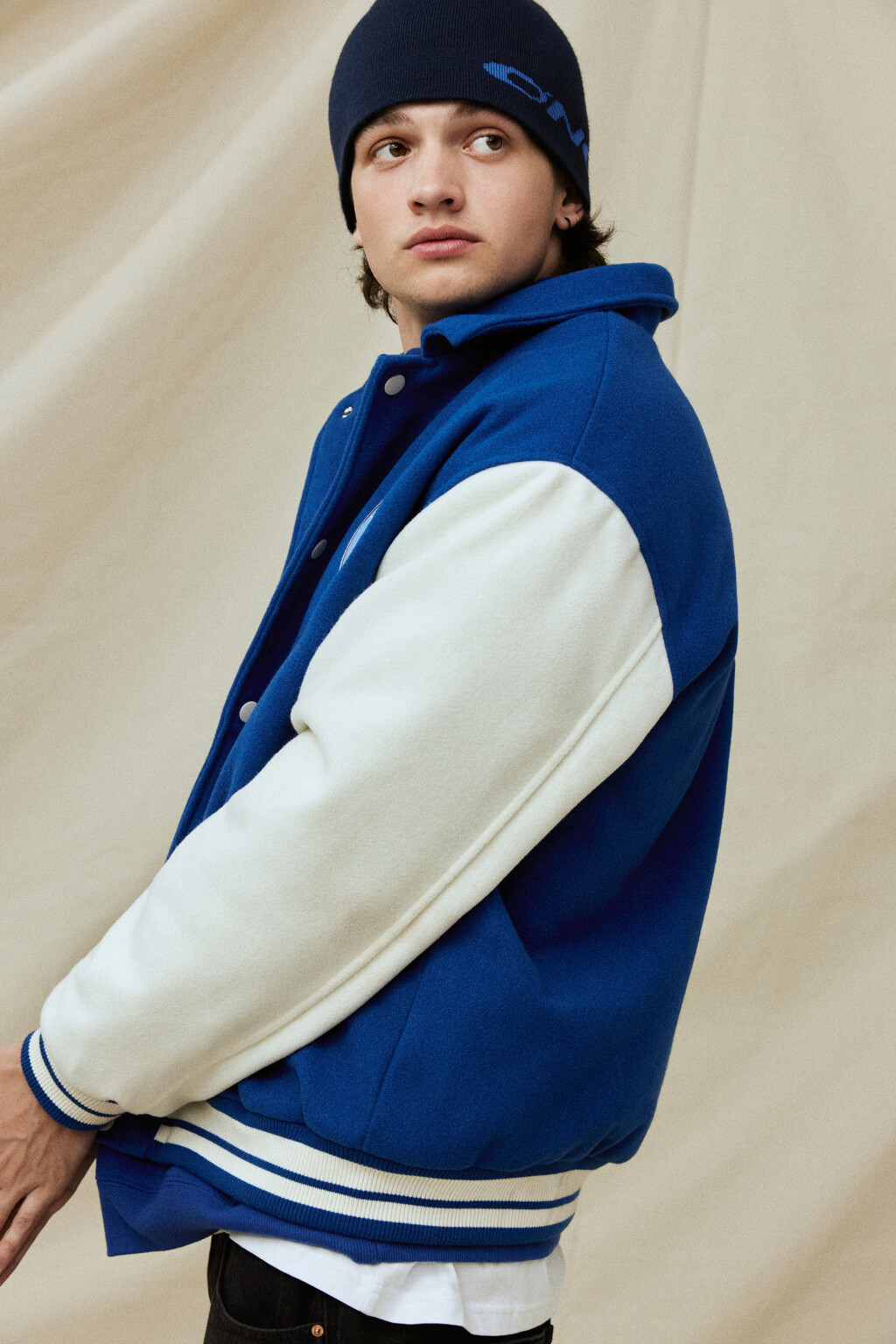 Куртка-бомбер утепленная с отложным воротником и нашивками - цвет синий - 9