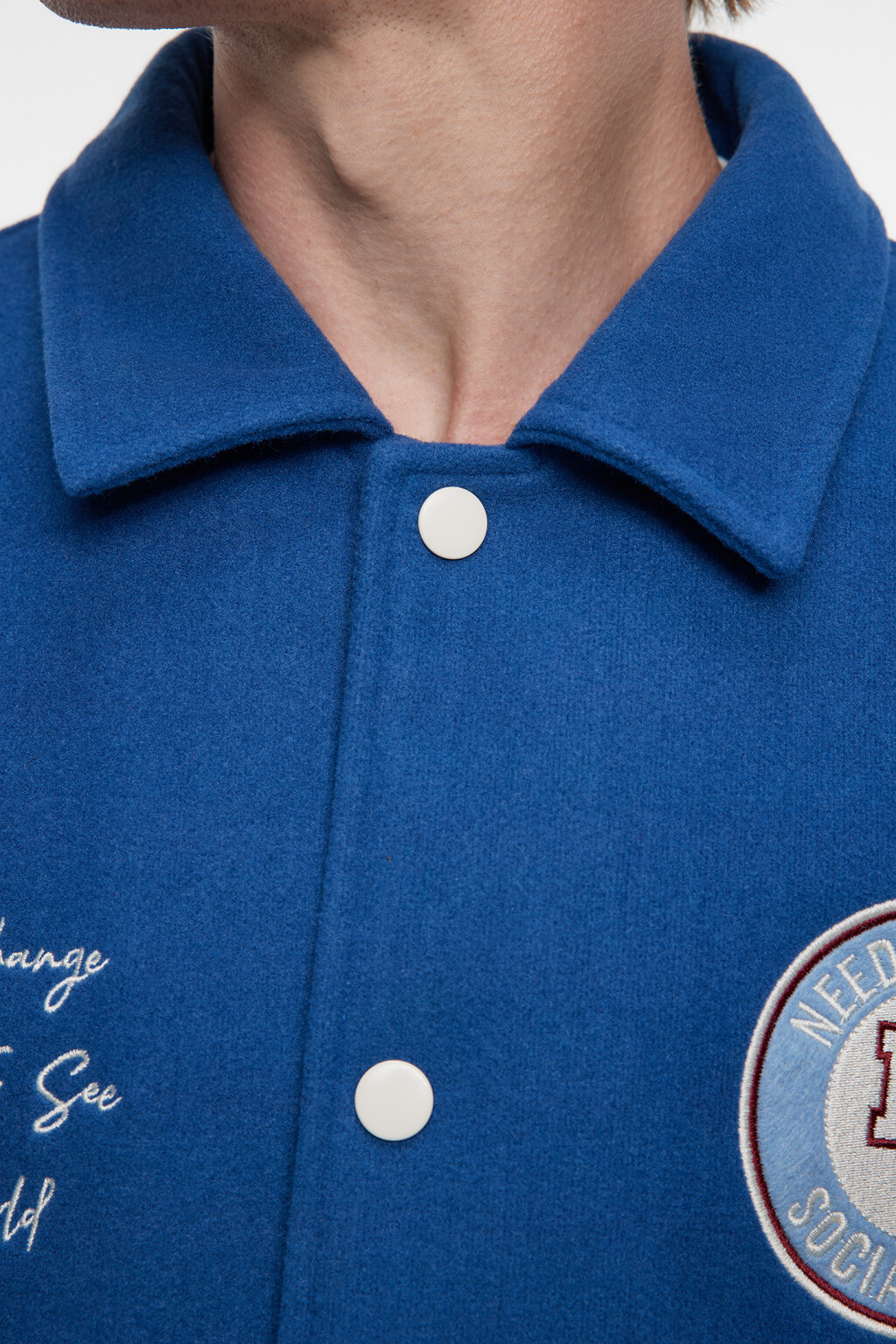 Куртка-бомбер утепленная с отложным воротником и нашивками - цвет синий - 6