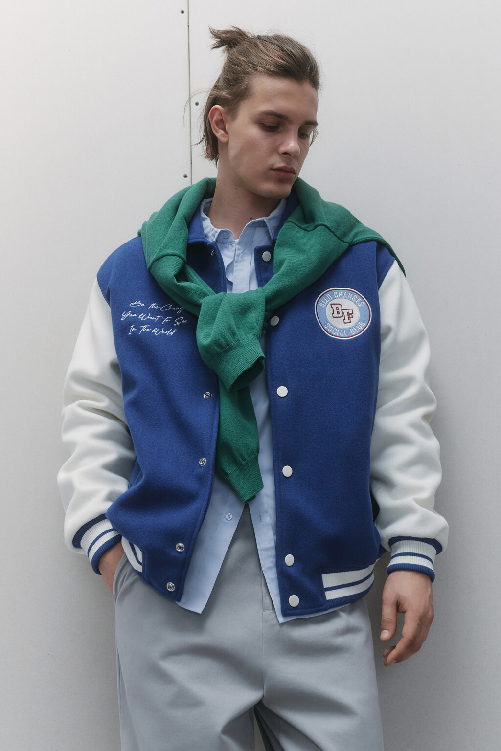 Куртка-бомбер утепленная с отложным воротником и нашивками - цвет синий - 7