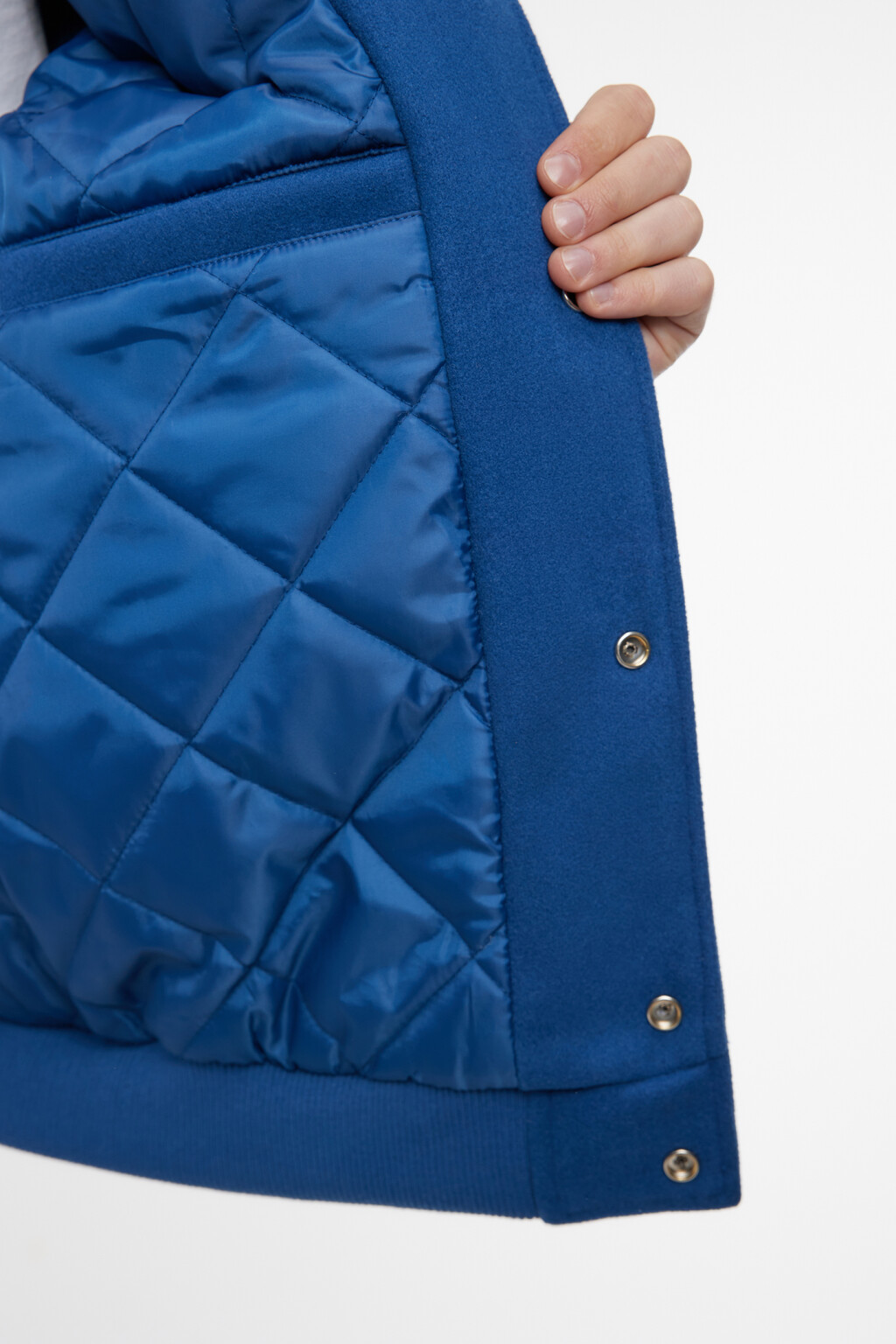 Куртка-бомбер утепленная с отложным воротником и нашивками - цвет синий - 8