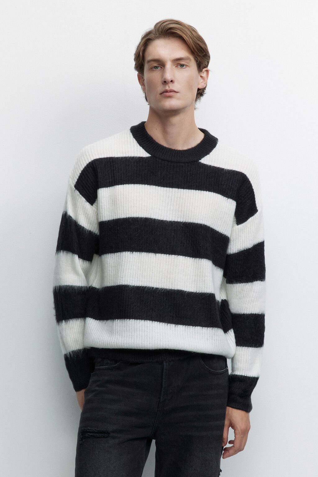Свитер oversize вязаный пушистый в полоску - цвет черный - 2