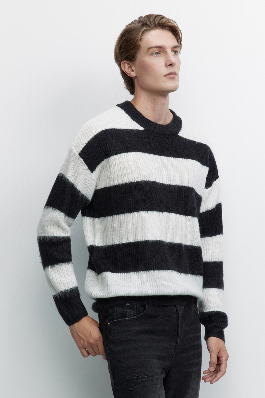 Свитер oversize вязаный пушистый в полоску - цвет черный - 3