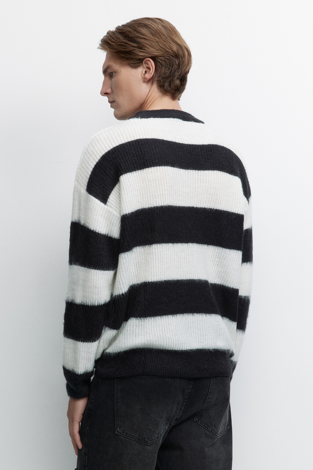 Свитер oversize вязаный пушистый в полоску - цвет черный - 4