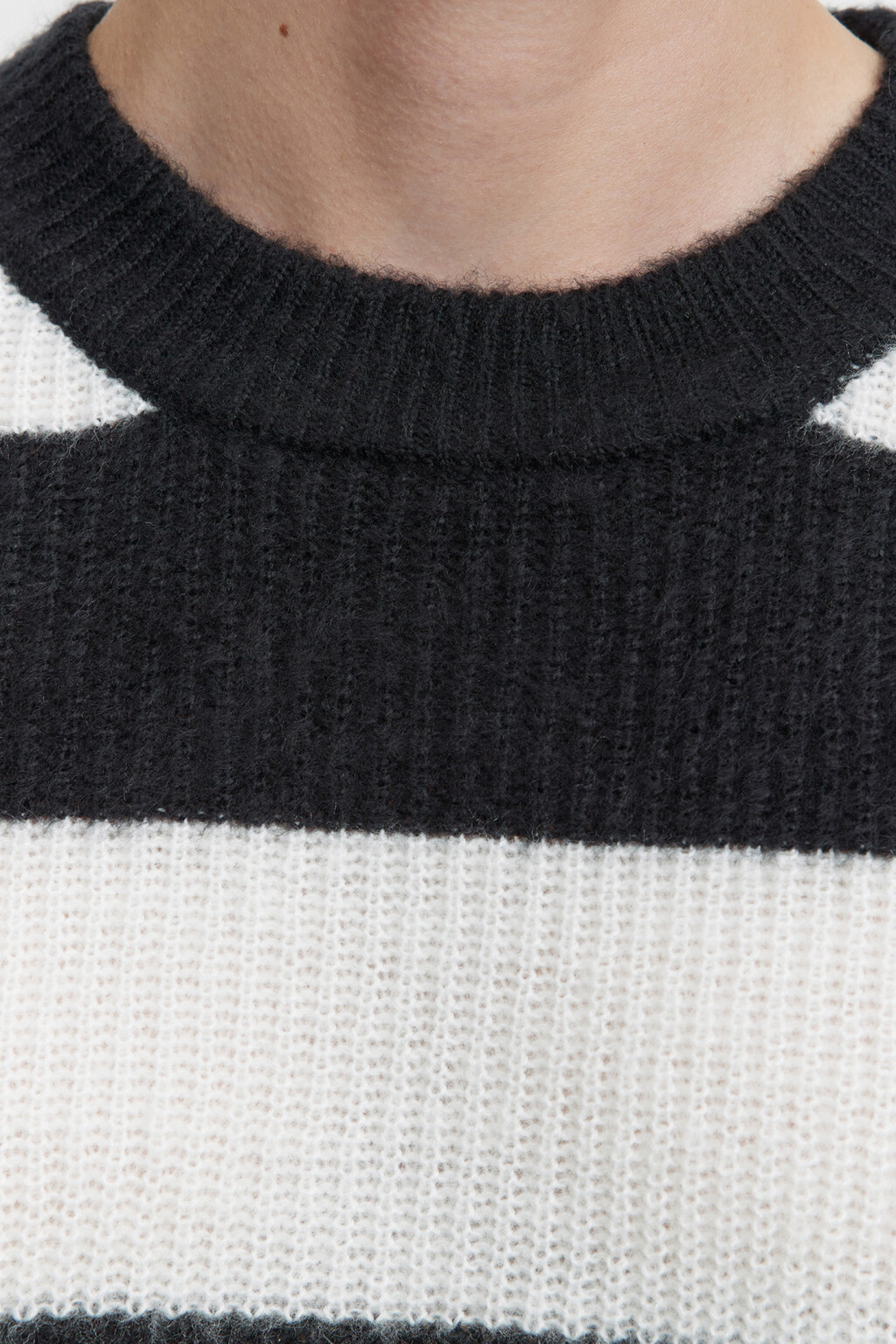 Свитер oversize вязаный пушистый в полоску - цвет черный - 6