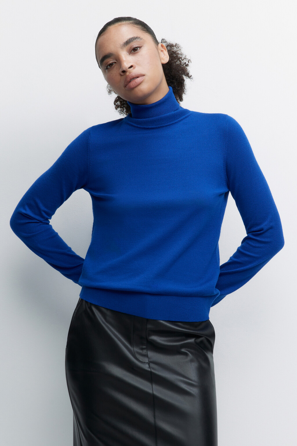 Свитер-водолазка вискозный тонкой вязки - цвет синий - 2