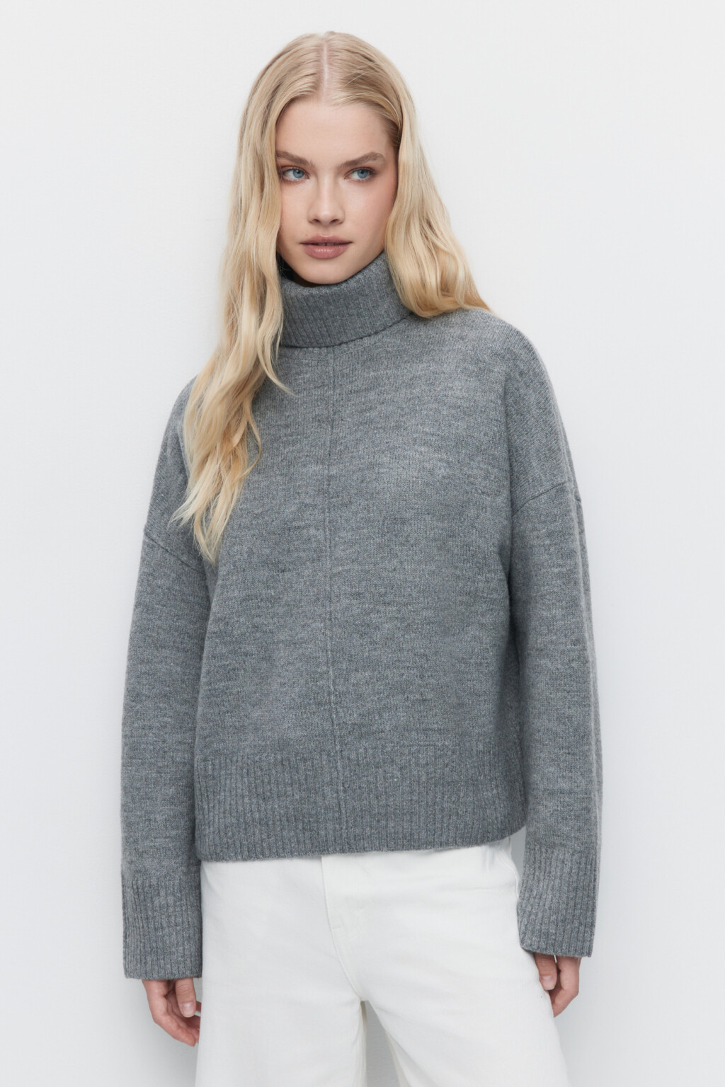 Свитер oversize вязаный с высоким воротником - цвет серый - 2
