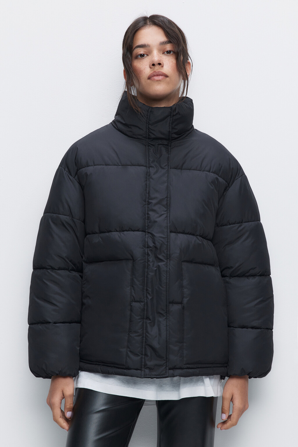 Куртка oversize короткая стеганая с воротником-стойкой - цвет черный - 2