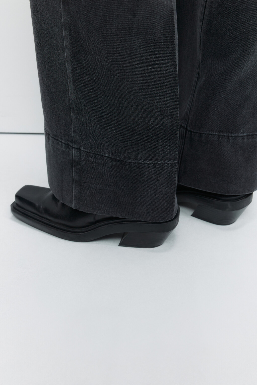 Джинсы широкие с высокой посадкой и ремнем из искусственной кожи - цвет серый - 7