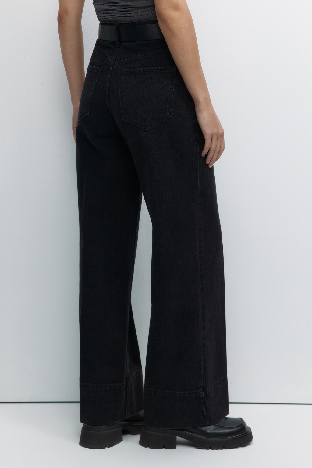 Джинсы широкие с высокой посадкой и ремнем из искусственной кожи - цвет черный - 4