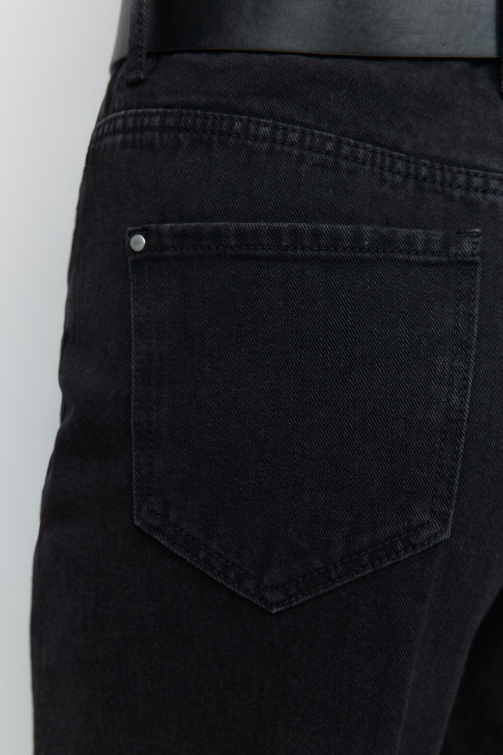 Джинсы широкие с высокой посадкой и ремнем из искусственной кожи - цвет черный - 6