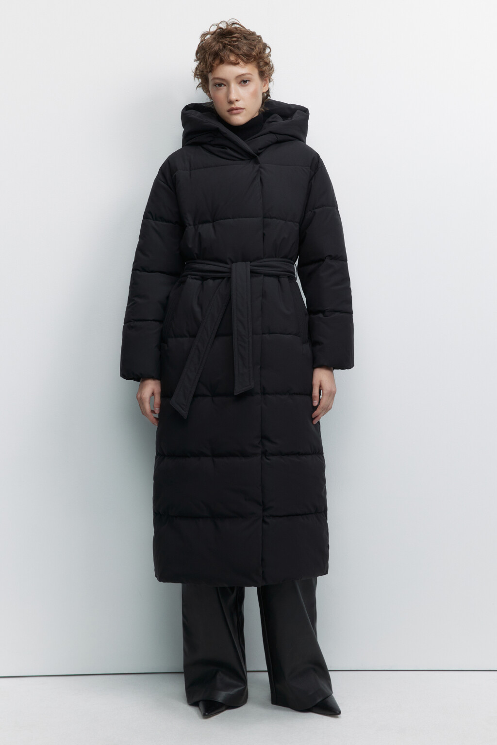 Пальто стеганое утепленное с капюшоном и поясом - цвет черный - 1
