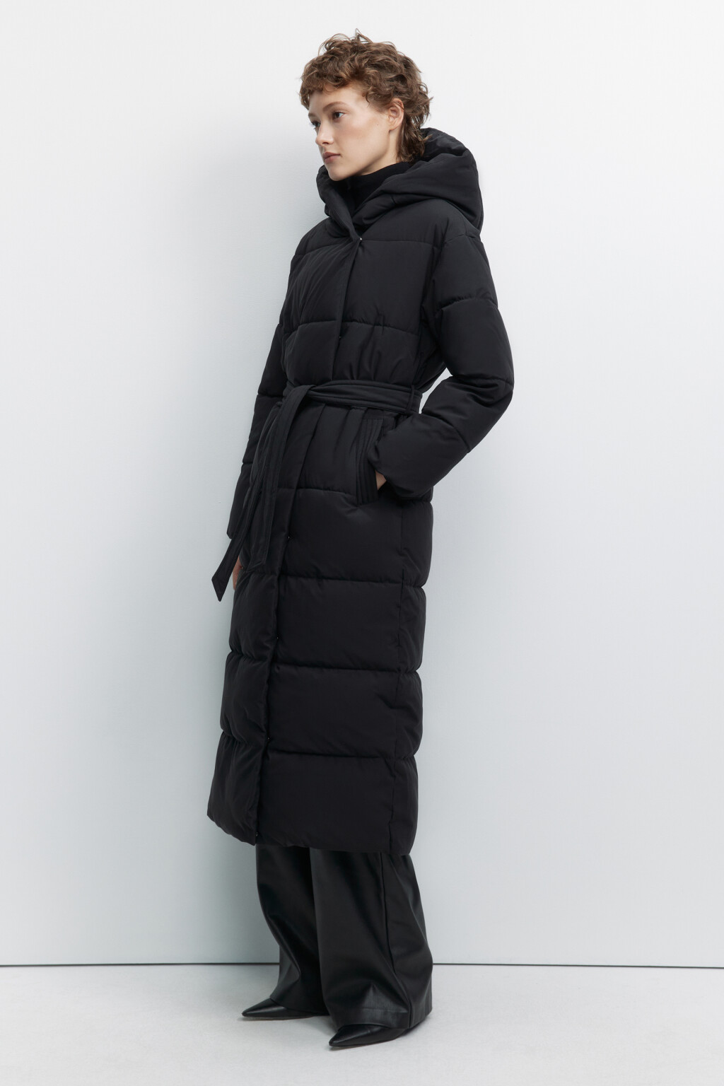Пальто стеганое утепленное с капюшоном и поясом - цвет черный - 2