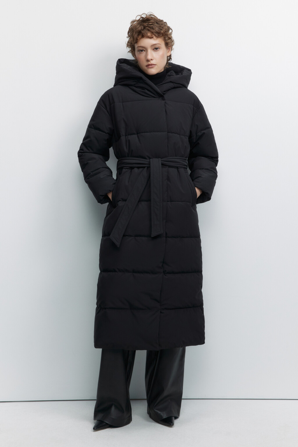 Пальто стеганое утепленное с капюшоном и поясом - цвет черный - 4