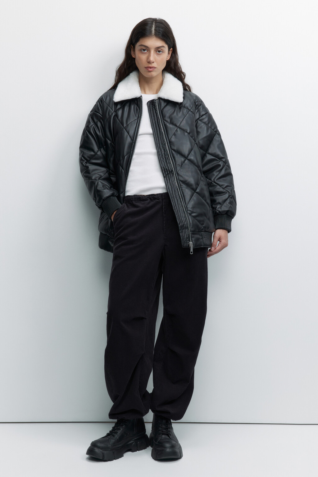 Куртка-бомбер oversize из искусственной кожи с меховым воротником ...