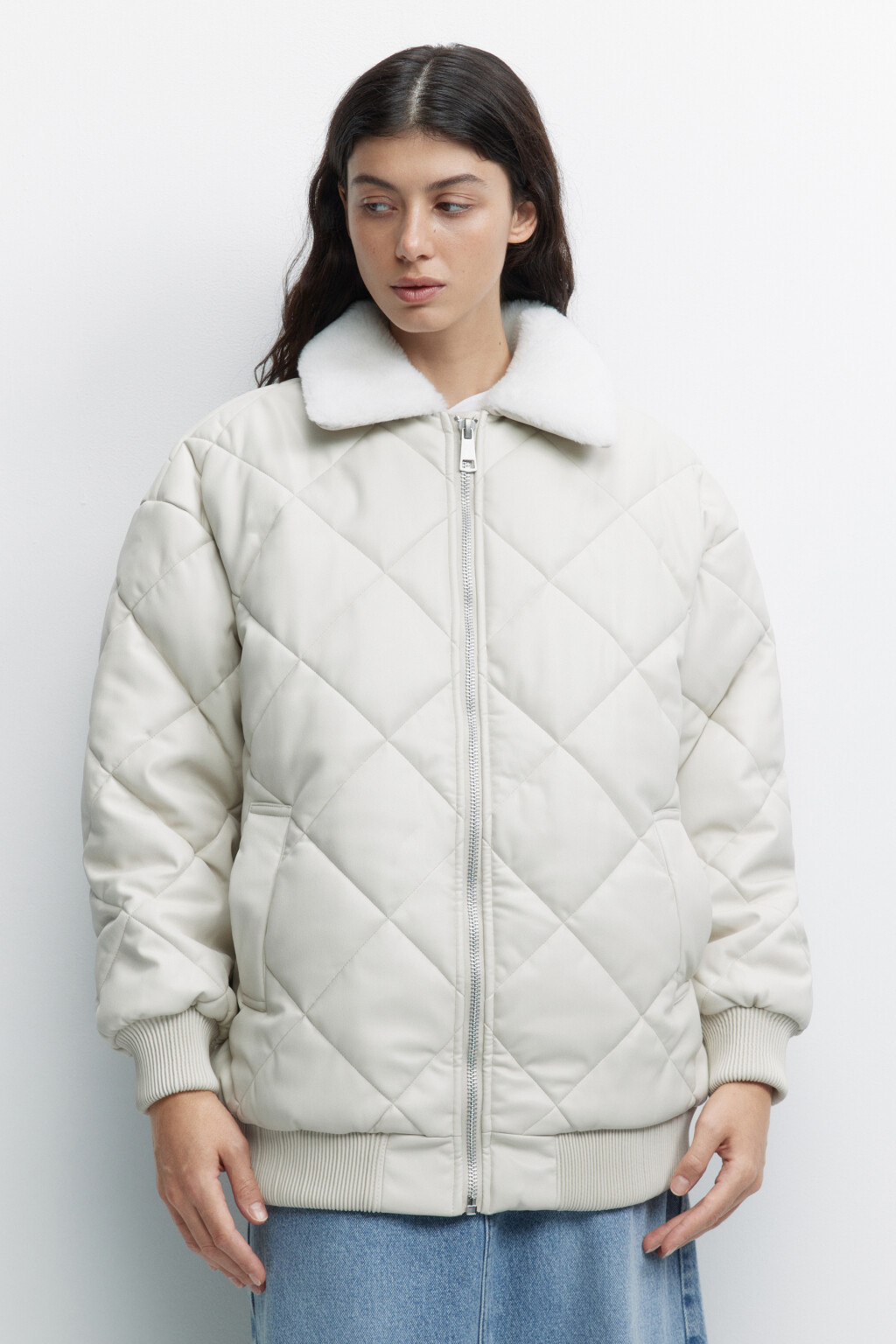 Куртка-бомбер oversize из искусственной кожи с меховым воротником - цвет молочный - 2