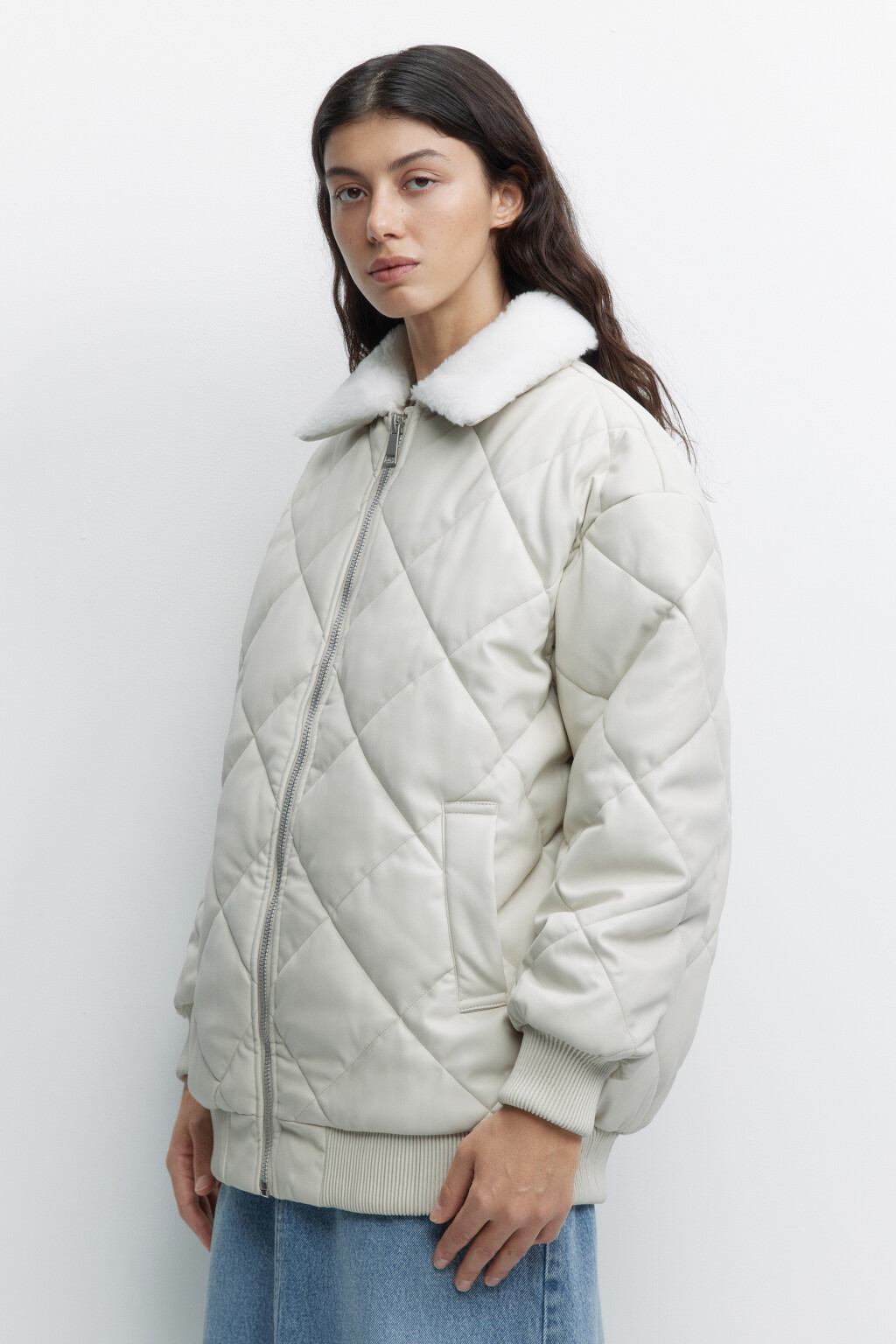 Куртка-бомбер oversize из искусственной кожи с меховым воротником - цвет молочный - 3