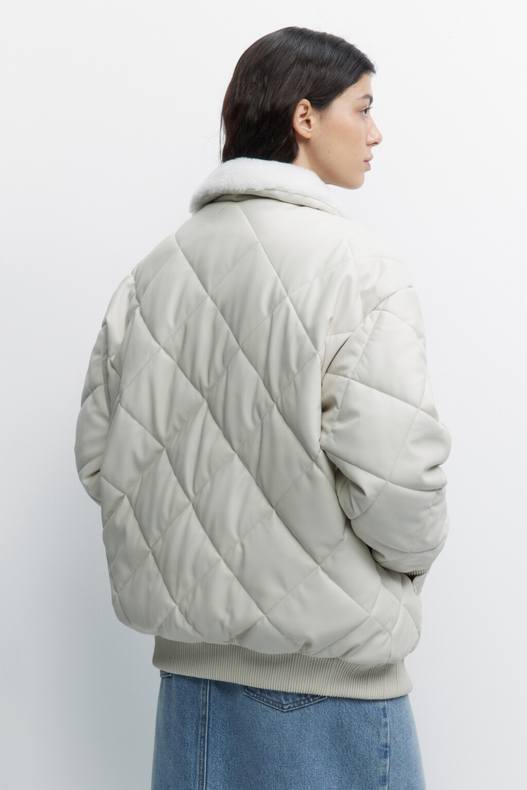 Куртка-бомбер oversize из искусственной кожи с меховым воротником - цвет молочный - 4