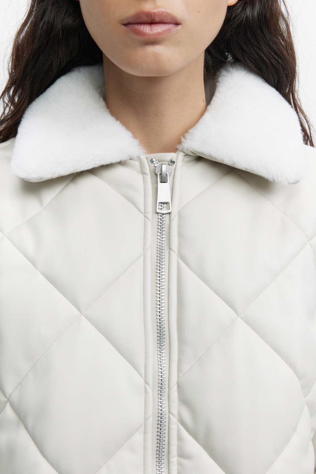 Куртка-бомбер oversize из искусственной кожи с меховым воротником - цвет молочный - 5