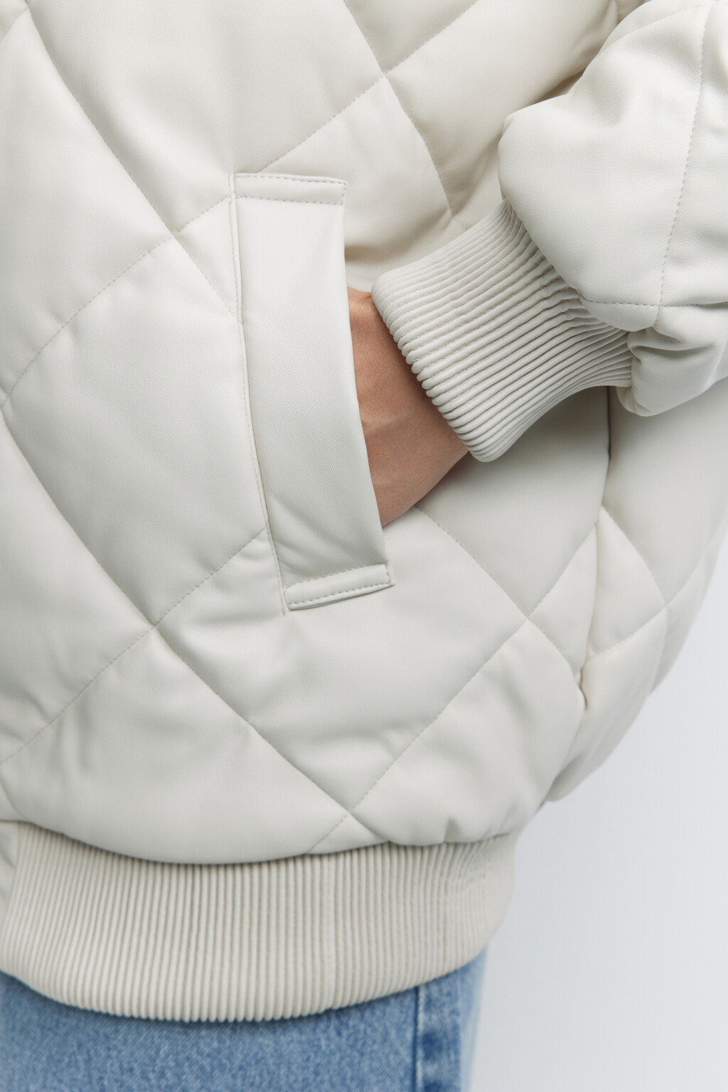 Куртка-бомбер oversize из искусственной кожи с меховым воротником - цвет молочный - 6