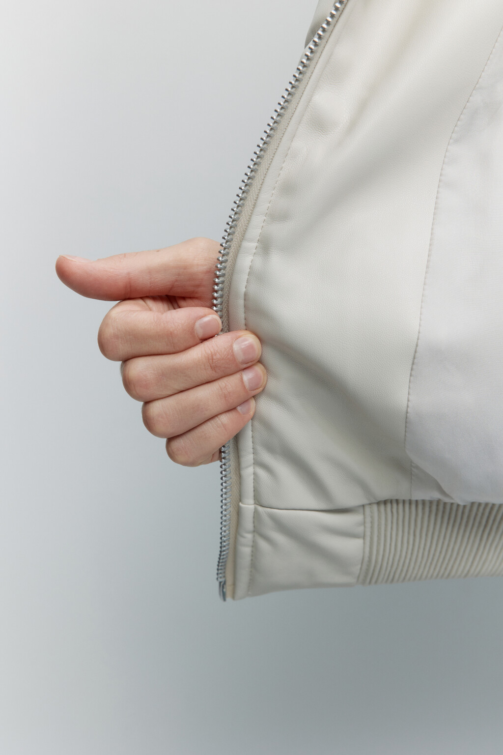 Куртка-бомбер oversize из искусственной кожи с меховым воротником - цвет молочный - 7