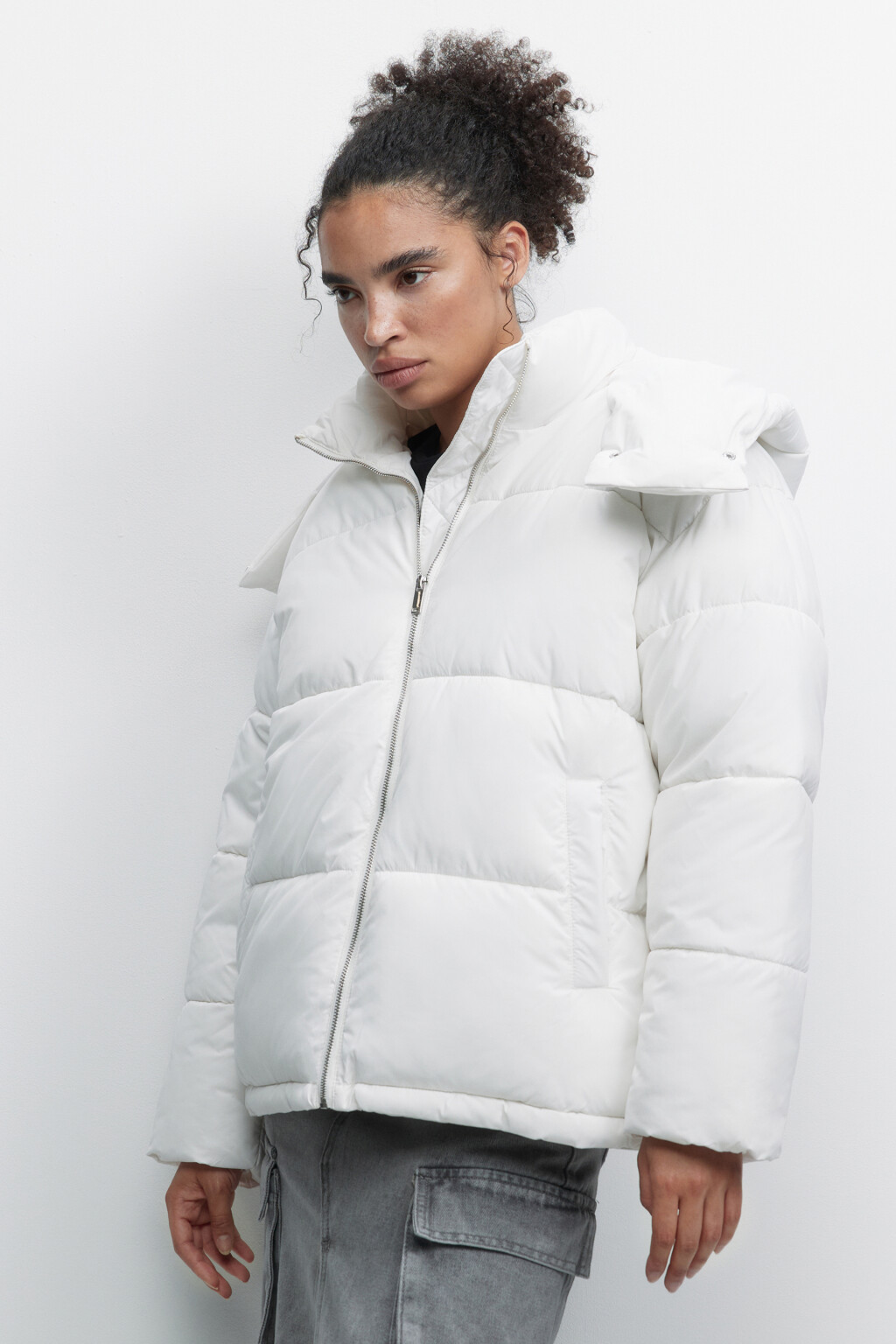 Куртка-пуховик стеганая короткая с капюшоном - цвет молочный - 2