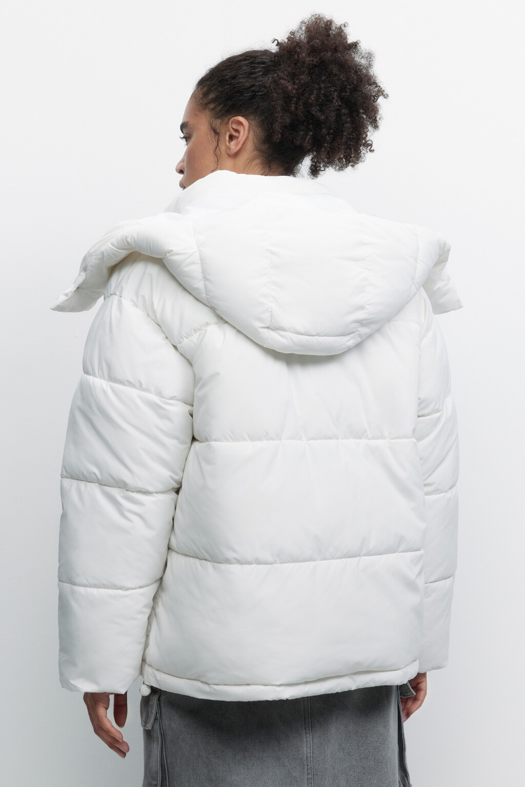 Куртка-пуховик стеганая короткая с капюшоном - цвет молочный - 3