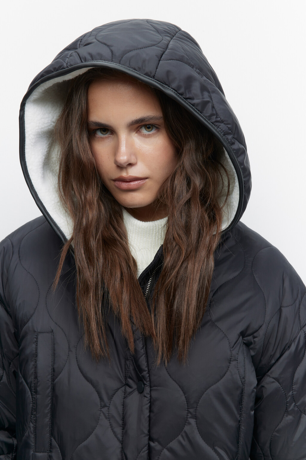 Куртка-парка стеганая с меховой подкладкой и капюшоном - цвет черный - 4