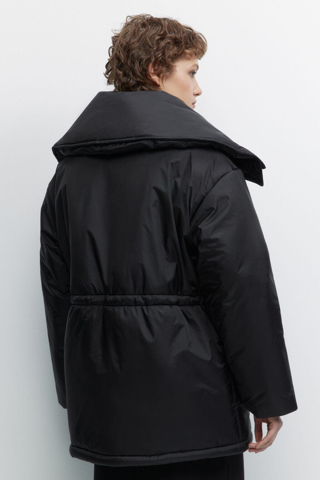 Куртка из плащевой ткани с широким воротником - цвет черный - 4