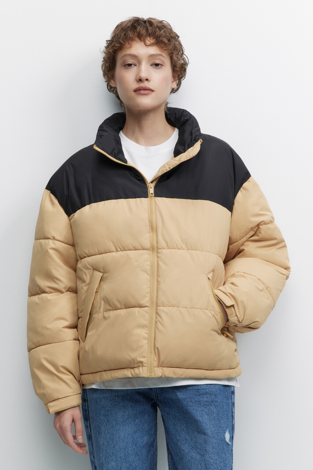 Куртка-пуховик короткая стеганая с воротником-стойкой - цвет бежевый - 1