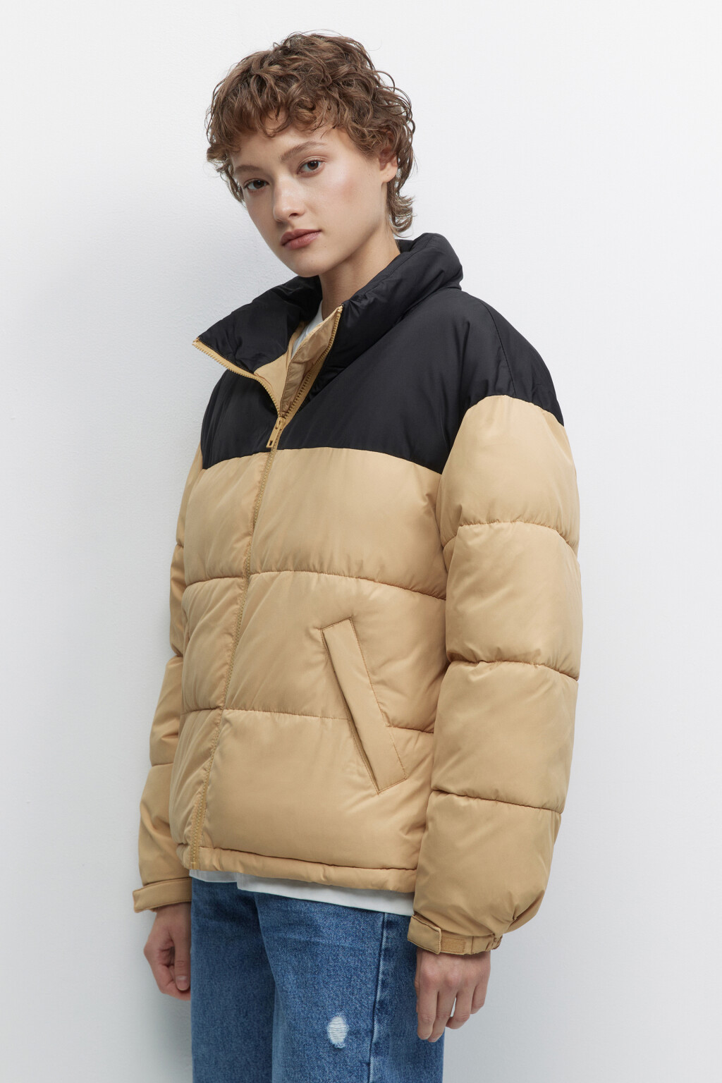 Куртка-пуховик короткая стеганая с воротником-стойкой - цвет бежевый - 2