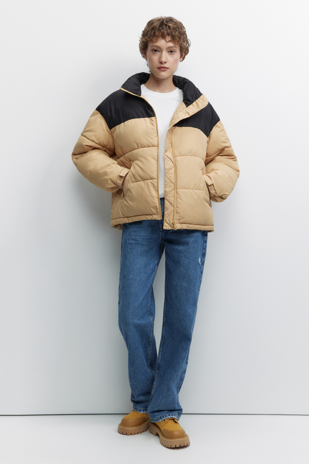 Куртка-пуховик короткая стеганая с воротником-стойкой - цвет бежевый - 4