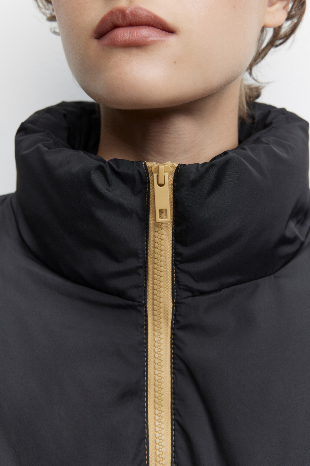 Куртка-пуховик короткая стеганая с воротником-стойкой - цвет бежевый - 7