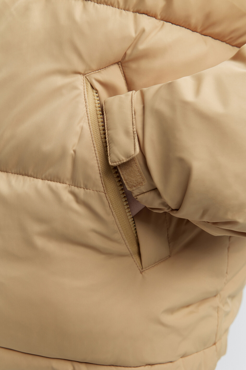 Куртка-пуховик короткая стеганая с воротником-стойкой - цвет бежевый - 8