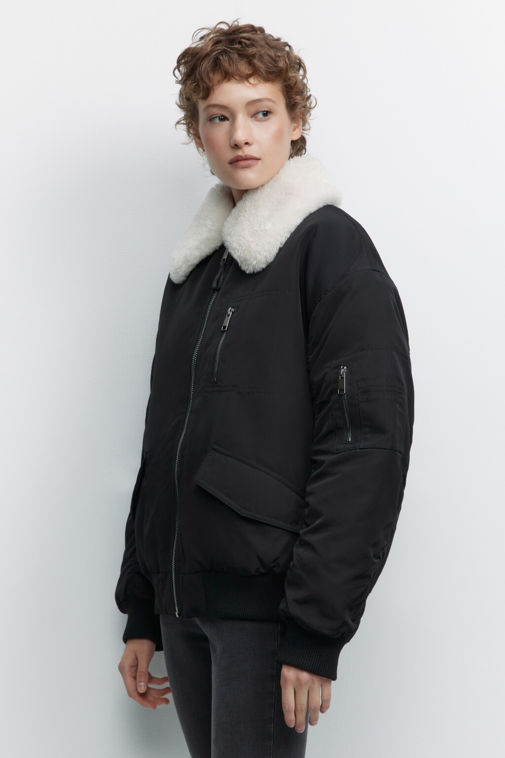 Куртка-бомбер утепленная с воротником из искусственного меха - цвет черный - 3