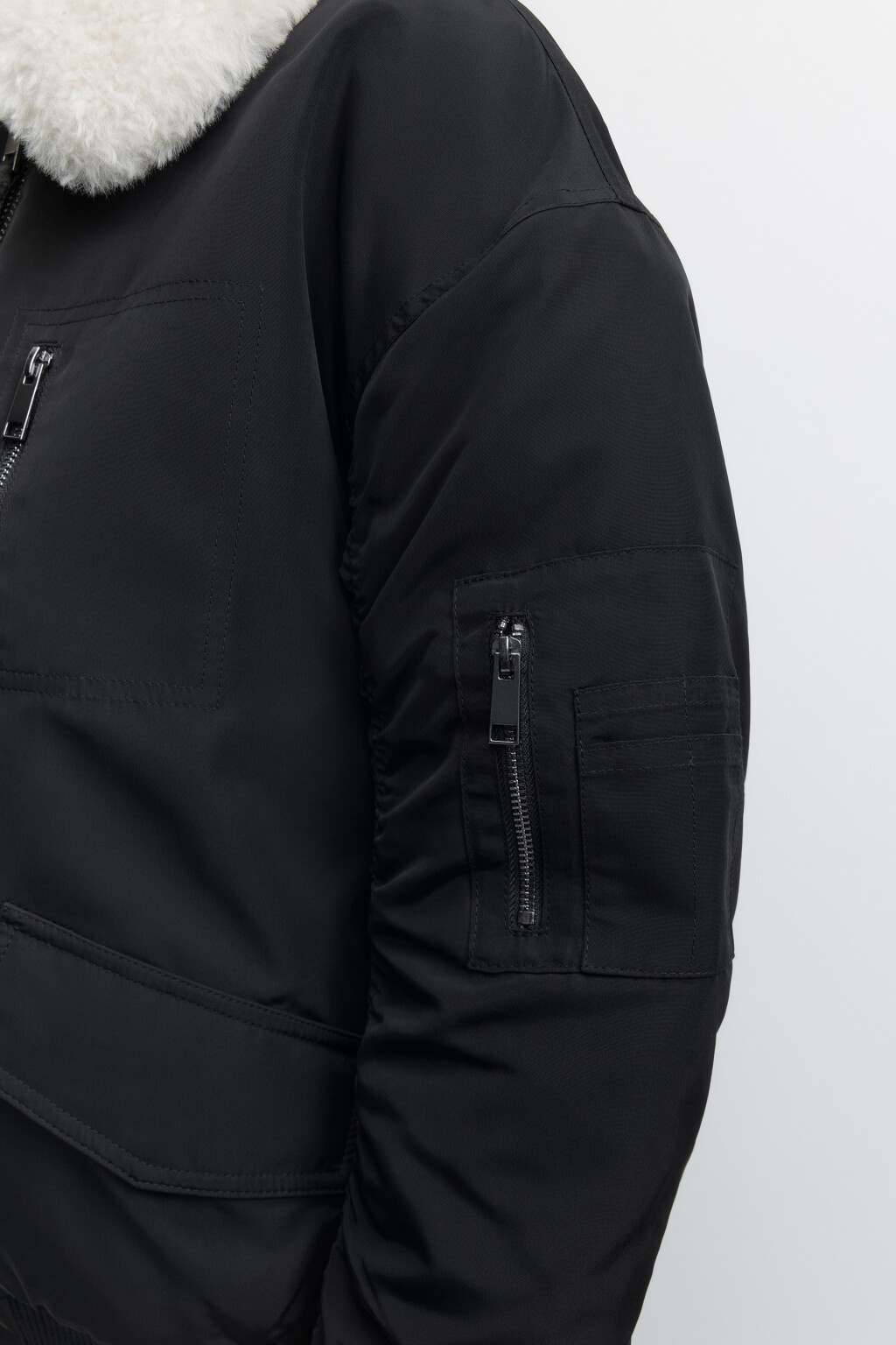 Куртка-бомбер утепленная с воротником из искусственного меха - цвет черный - 5