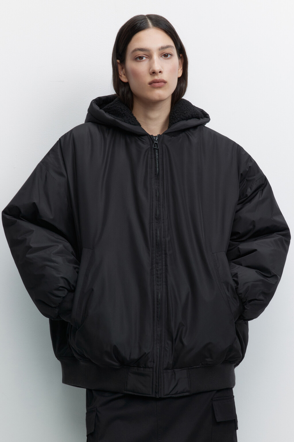 Куртка-бомбер oversize утепленная с капюшоном - цвет черный - 2