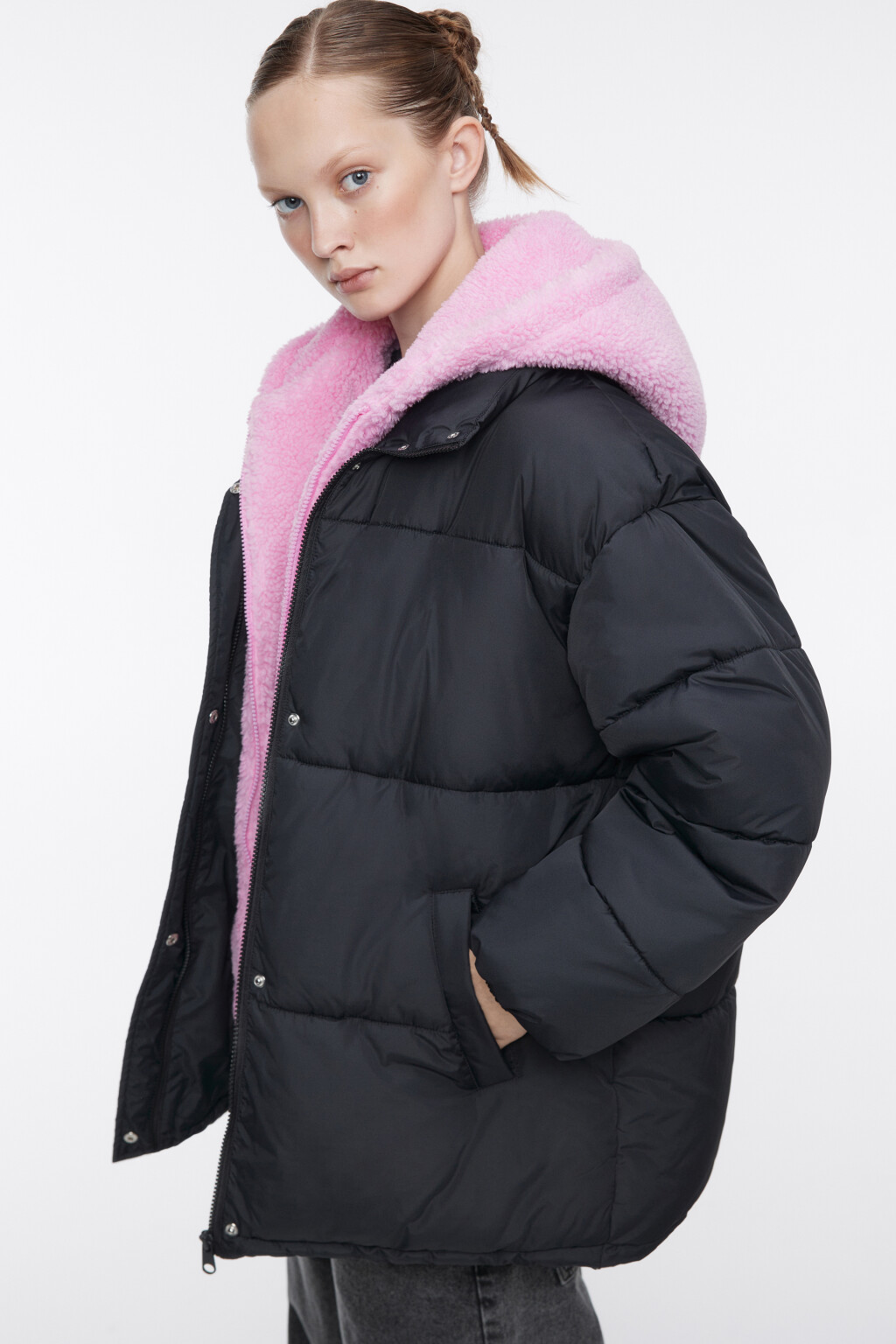 Куртка стеганая с капюшоном из искусственного меха - цвет черный - 2