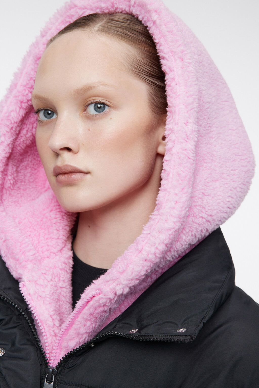 Куртка стеганая с капюшоном из искусственного меха - цвет черный - 3