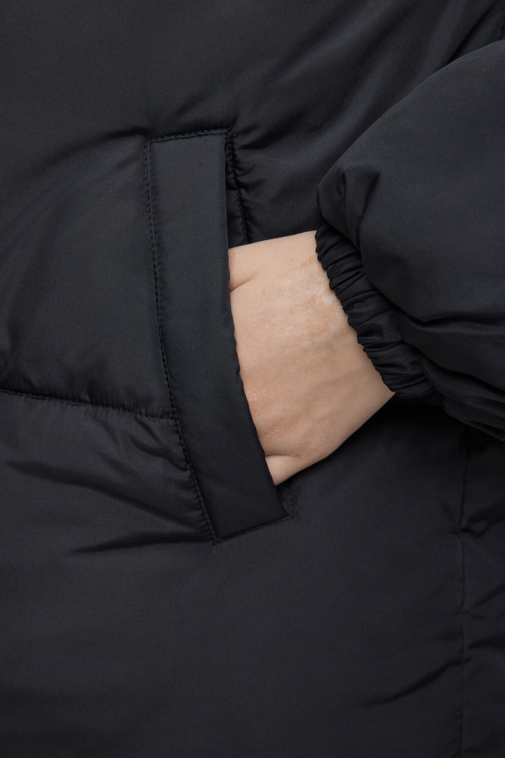 Куртка стеганая с капюшоном из искусственного меха - цвет черный - 7