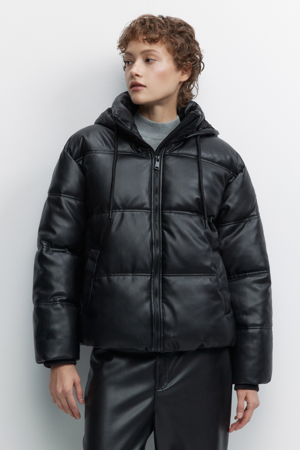 Куртка стеганая короткая с капюшоном - цвет черный - 2