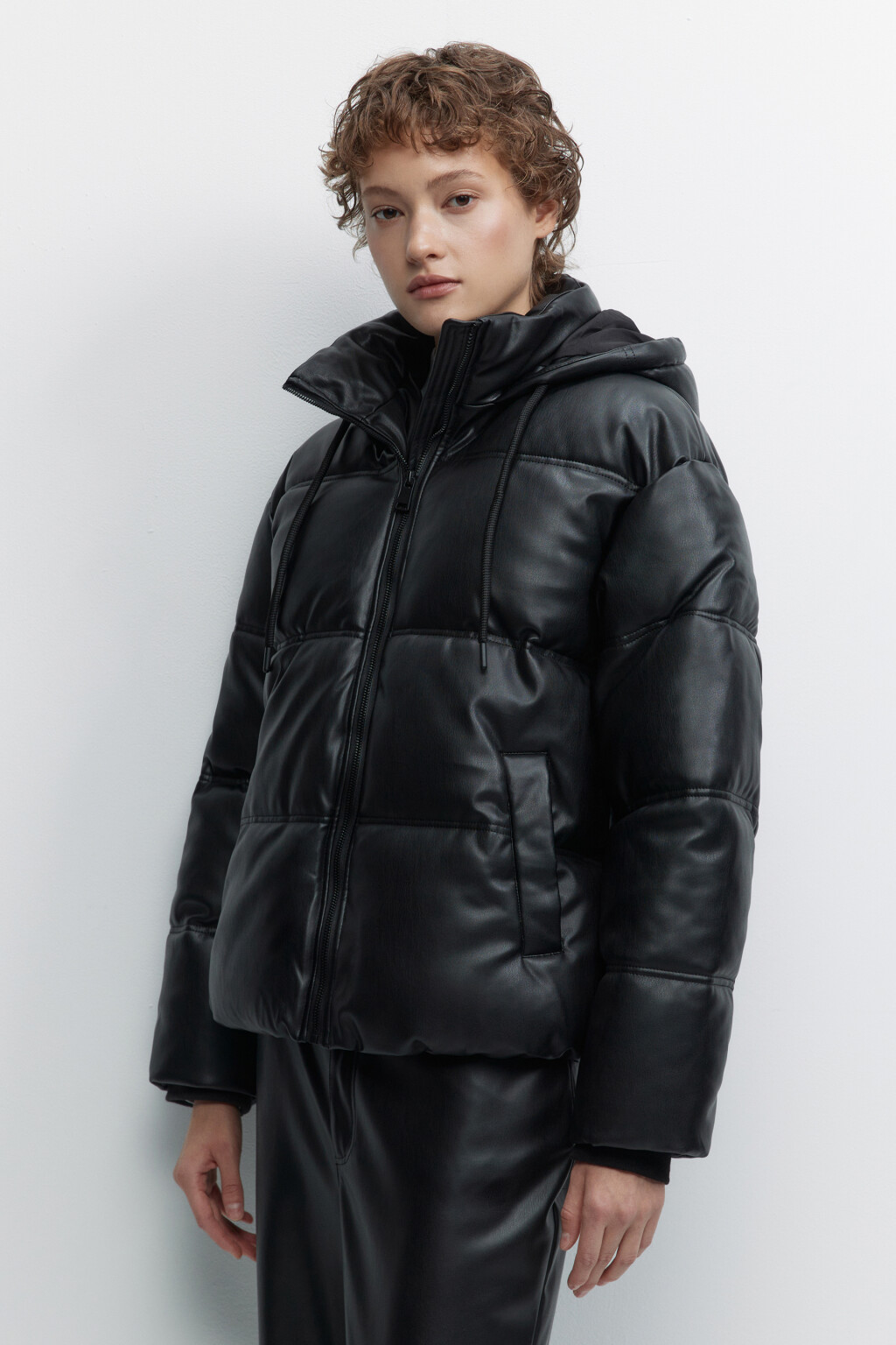 Куртка стеганая короткая с капюшоном - цвет черный - 3