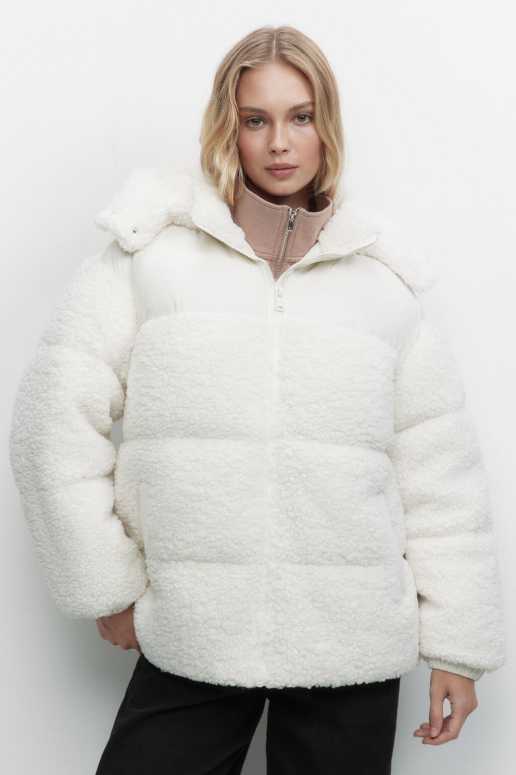 Куртка из искусственного меха с капюшоном - цвет молочный - 2