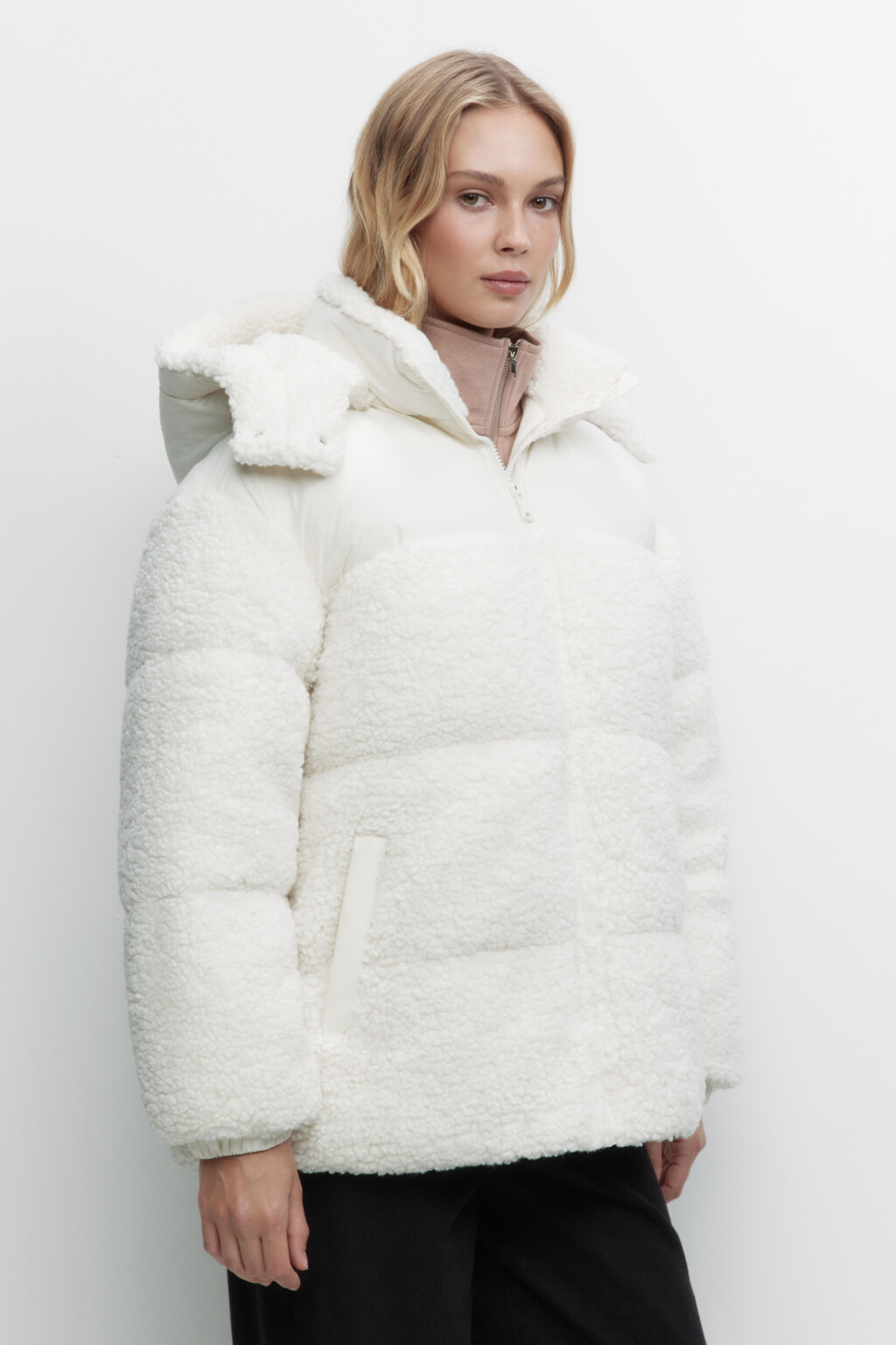 Куртка из искусственного меха с капюшоном - цвет молочный - 3