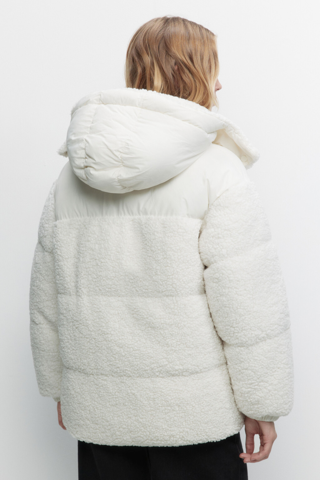 Куртка из искусственного меха с капюшоном - цвет молочный - 4