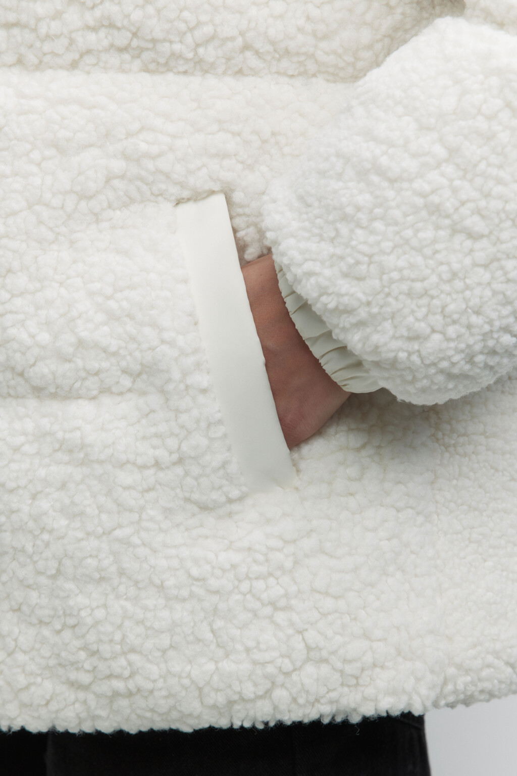 Куртка из искусственного меха с капюшоном - цвет молочный - 6