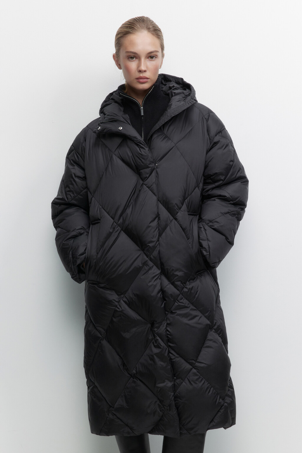 Пуховик удлиненный на натуральном утеплителе - цвет черный - 2