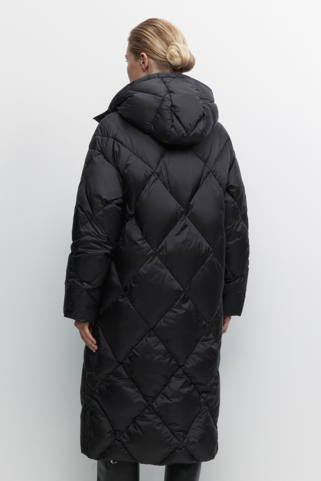 Пуховик удлиненный на натуральном утеплителе - цвет черный - 4