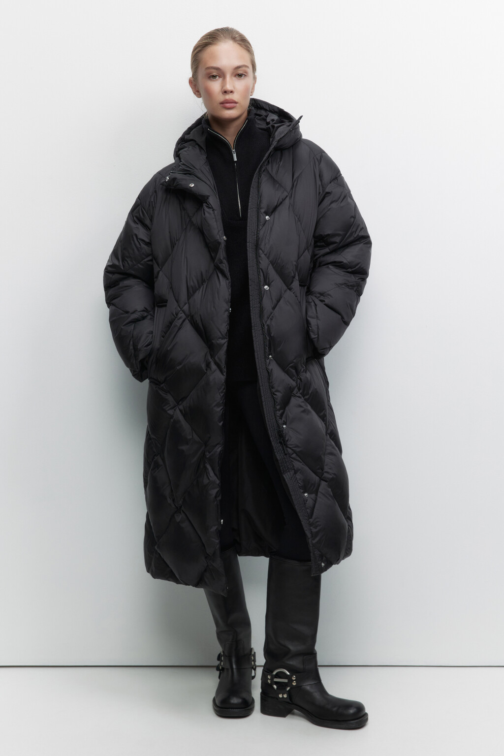 Пуховик удлиненный на натуральном утеплителе - цвет черный - 1