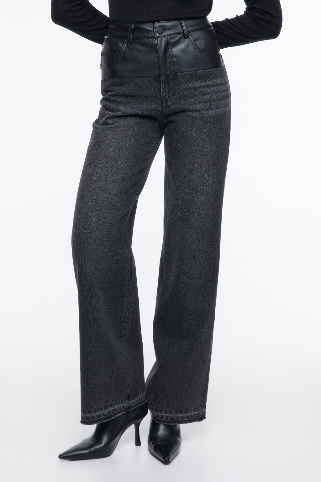 Джинсы с вставкой из искусственной кожи - цвет черный - 1